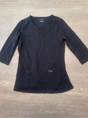 LIKE NEW JAANUU BLACK THREE QUARTER SLEEVE SCRUB TOP - Size Small SKU:82